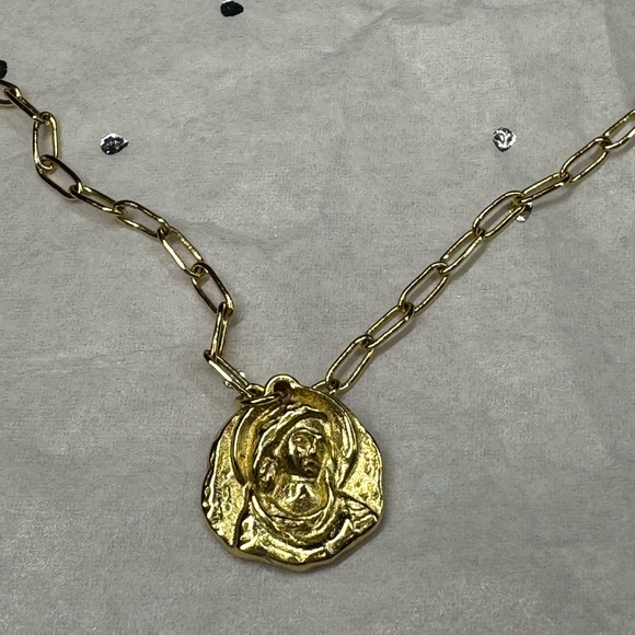 Nordstrom Elegant Gold Necklace with Pendant - Picture 2 of 3